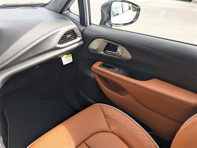 New 2026 Chrysler Pacifica Pinnacle image 18