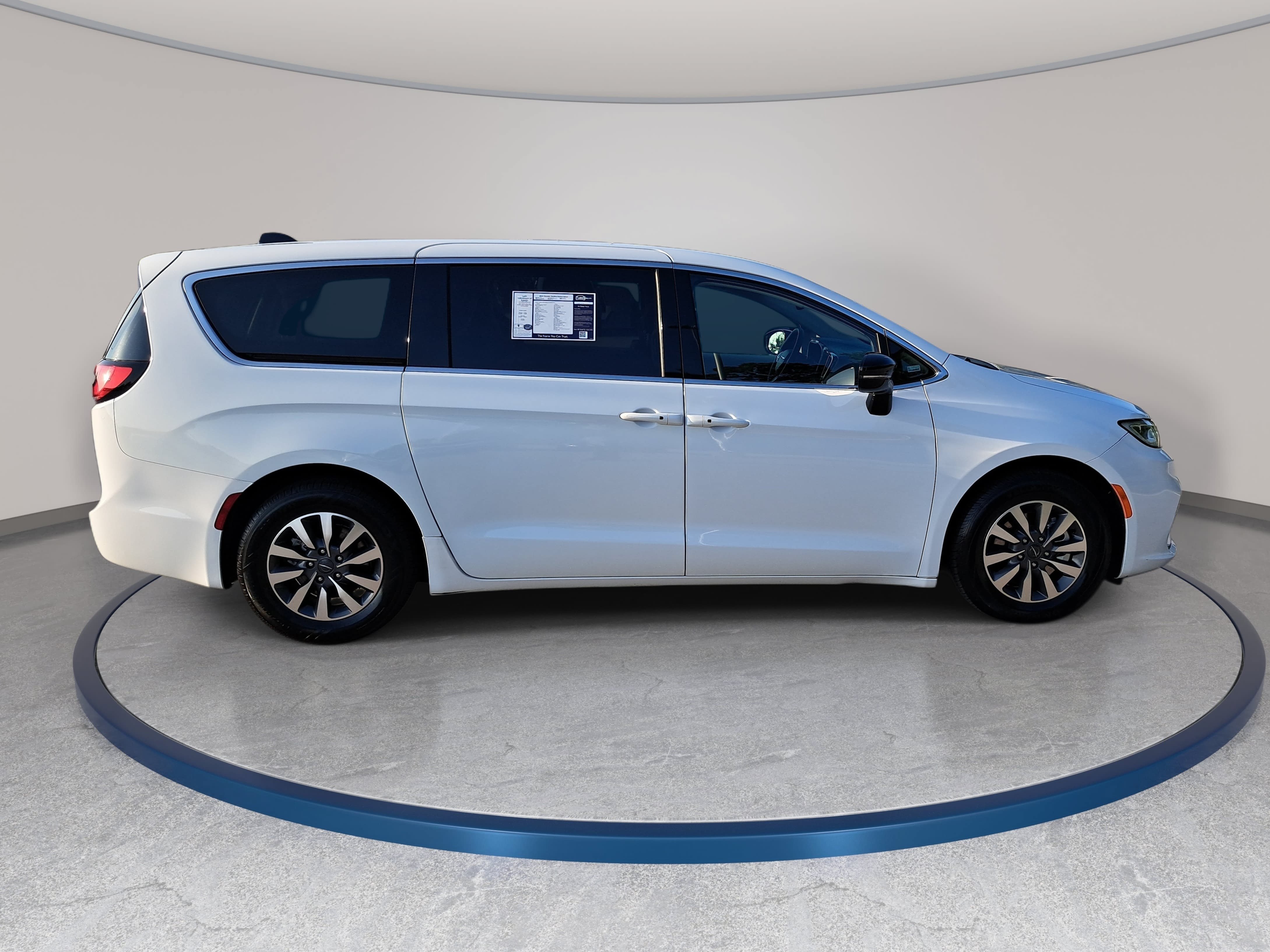 Used 2024 Chrysler Pacifica Limited FWD image 4