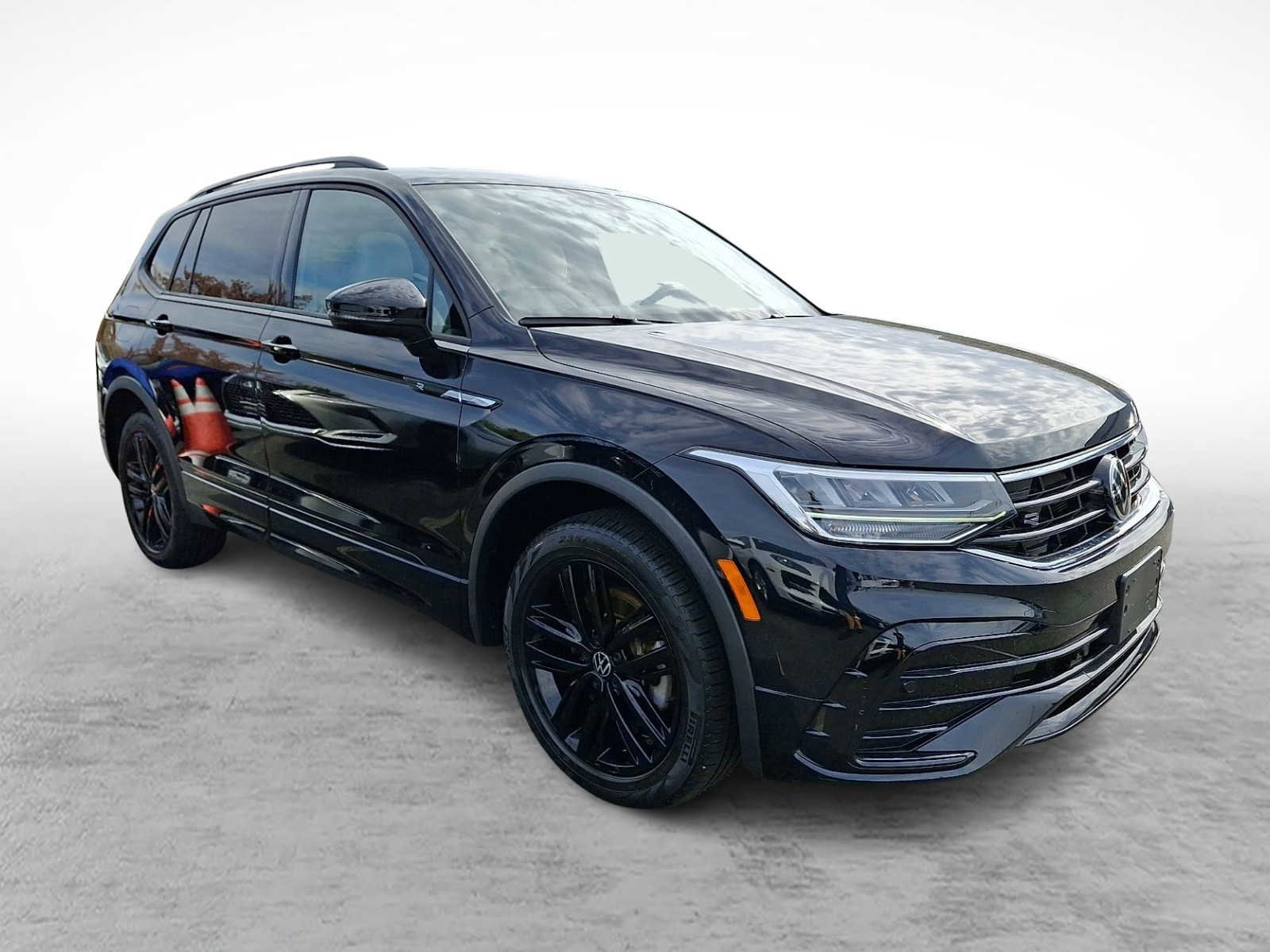 Used 2022 Volkswagen Tiguan SE R-Line AWD/4WD image 3
