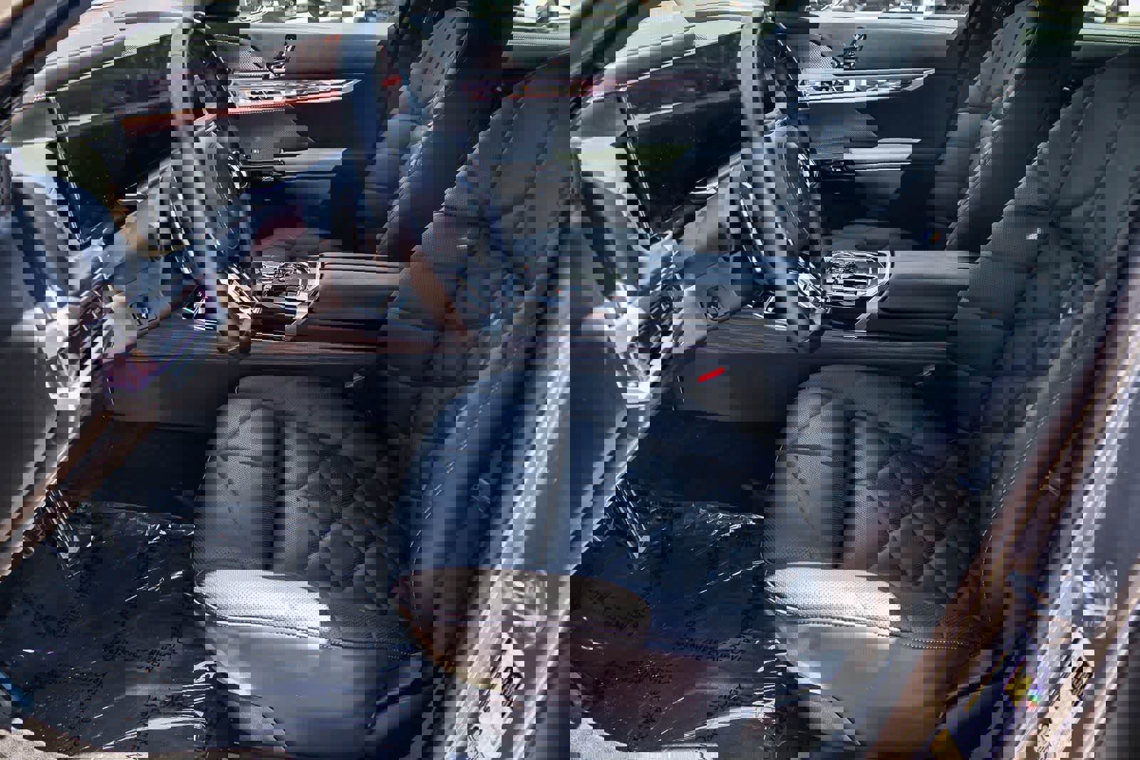 Used 2024 BMW 740i w/ Premium Package image 19