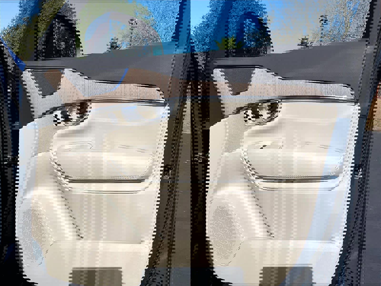 Used 2025 Volvo XC90 B6 Core w/ Climate Package image 27