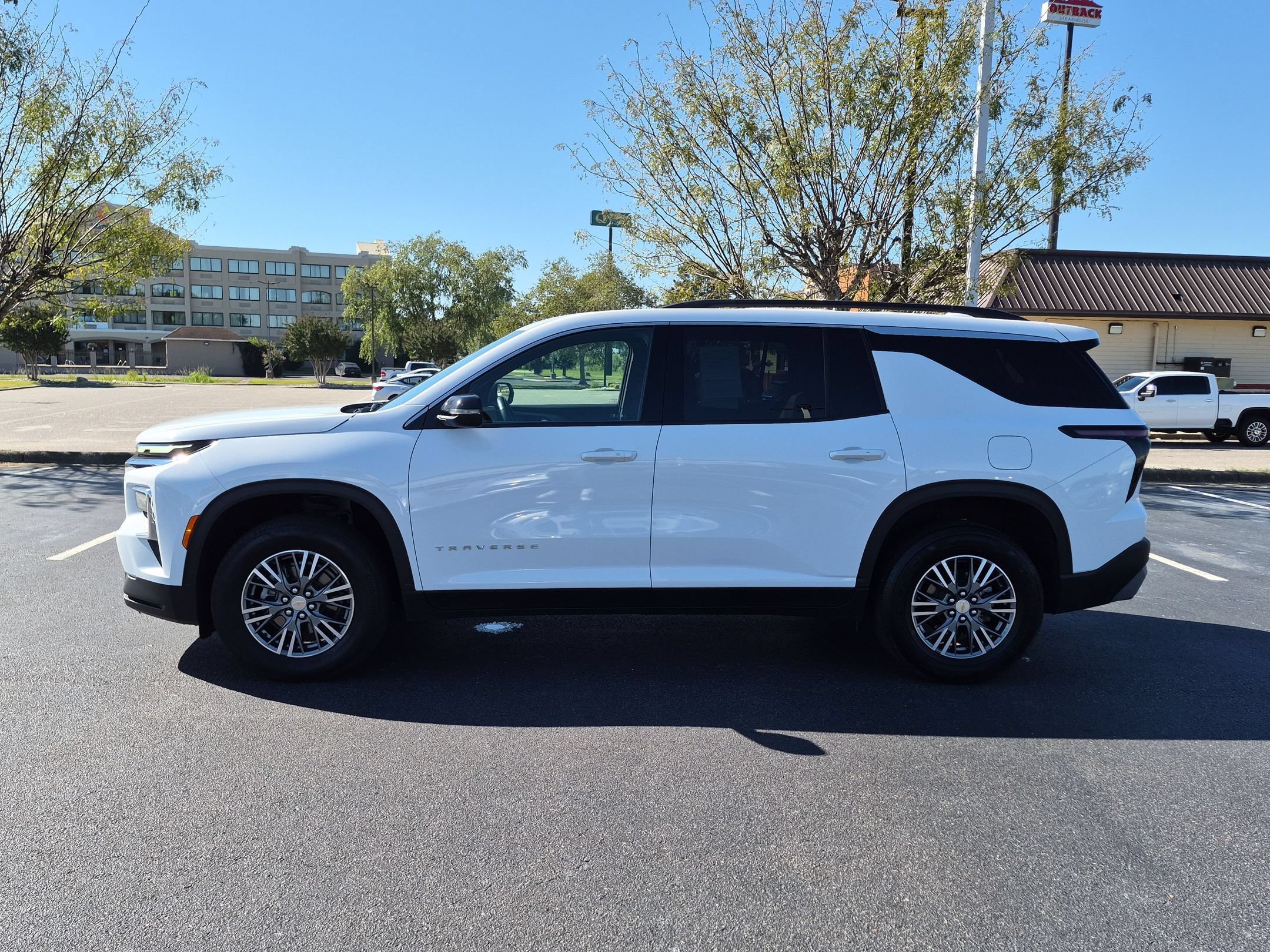 Used 2025 Chevrolet Traverse LT FWD image 6