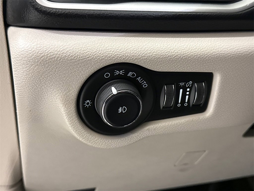 Used 2022 Chrysler Pacifica Touring-L image 23