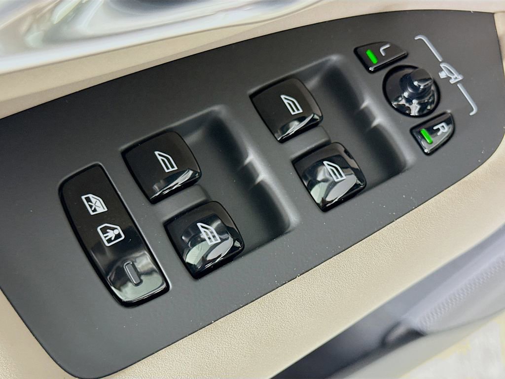 New 2026 Volvo XC90 B6 Plus w/ Protection Package Premier image 17