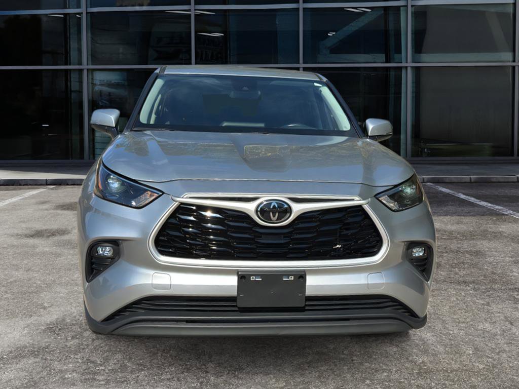 Used 2023 Toyota Highlander LE image 2