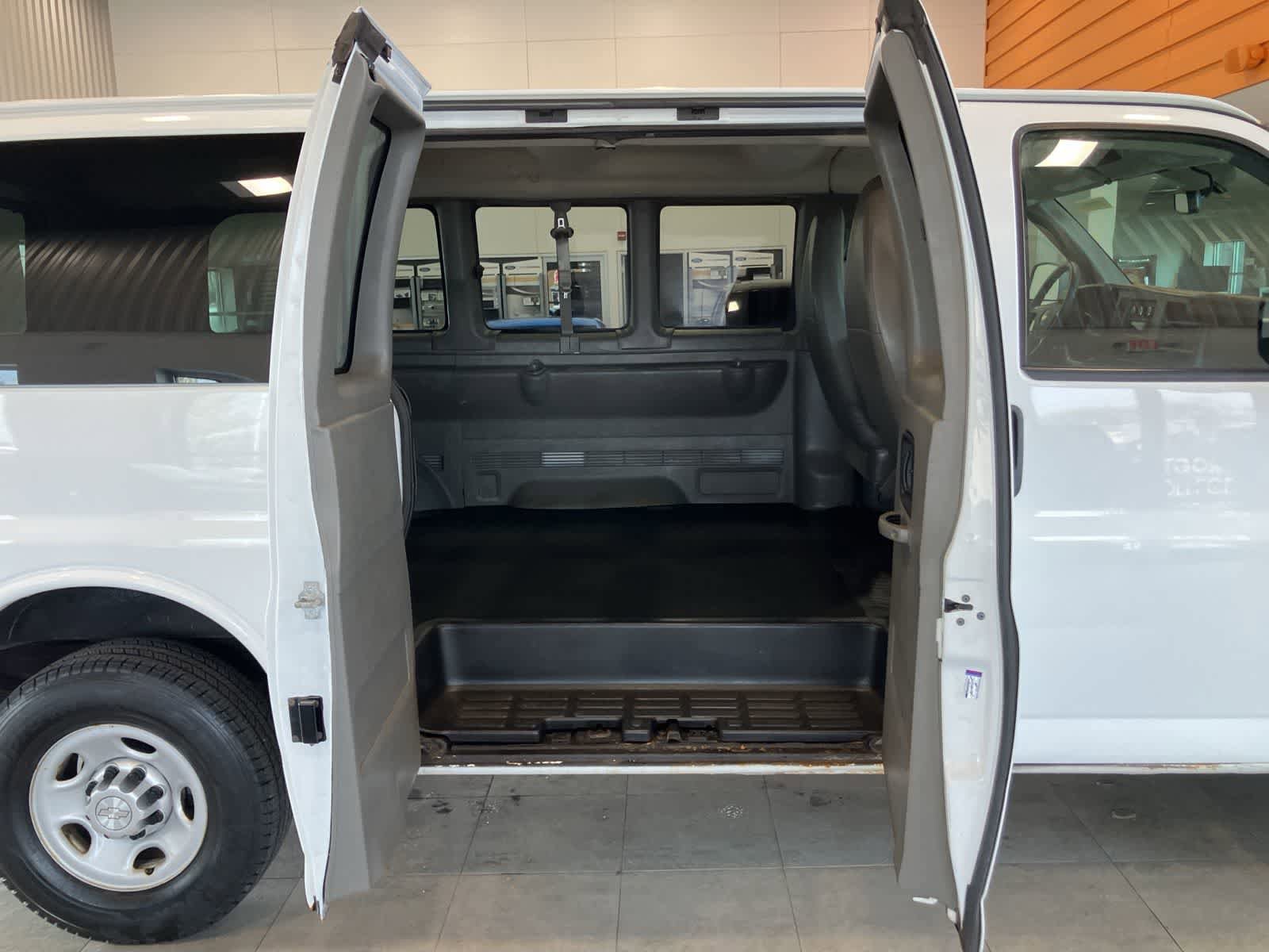 Used 2015 Chevrolet Express 3500 RWD image 24