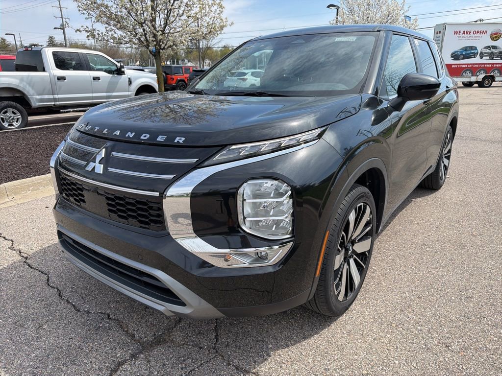 Used 2025 Mitsubishi Outlander SE AWD/4WD image 1