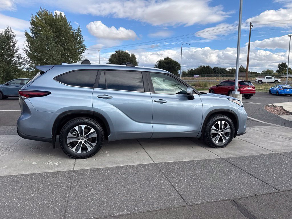 Used 2024 Toyota Highlander XLE AWD/4WD image 4
