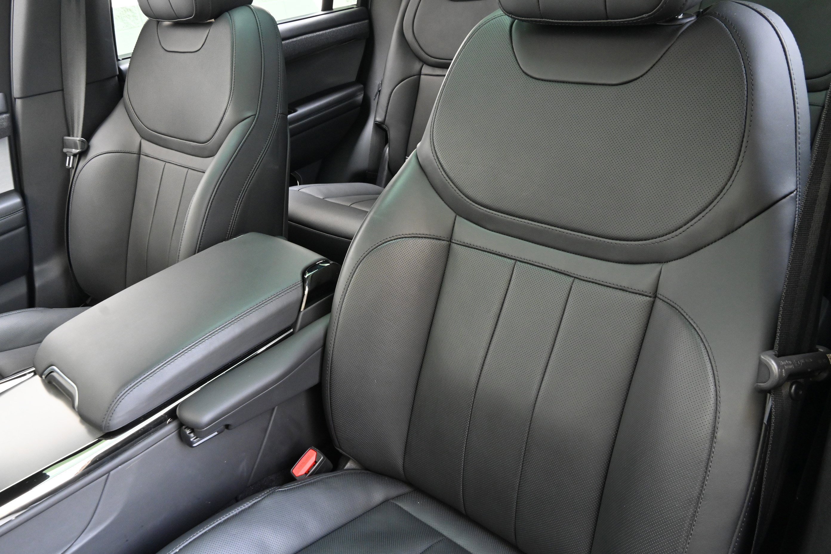 Used 2025 Land Rover Range Rover Sport SE AWD/4WD image 10