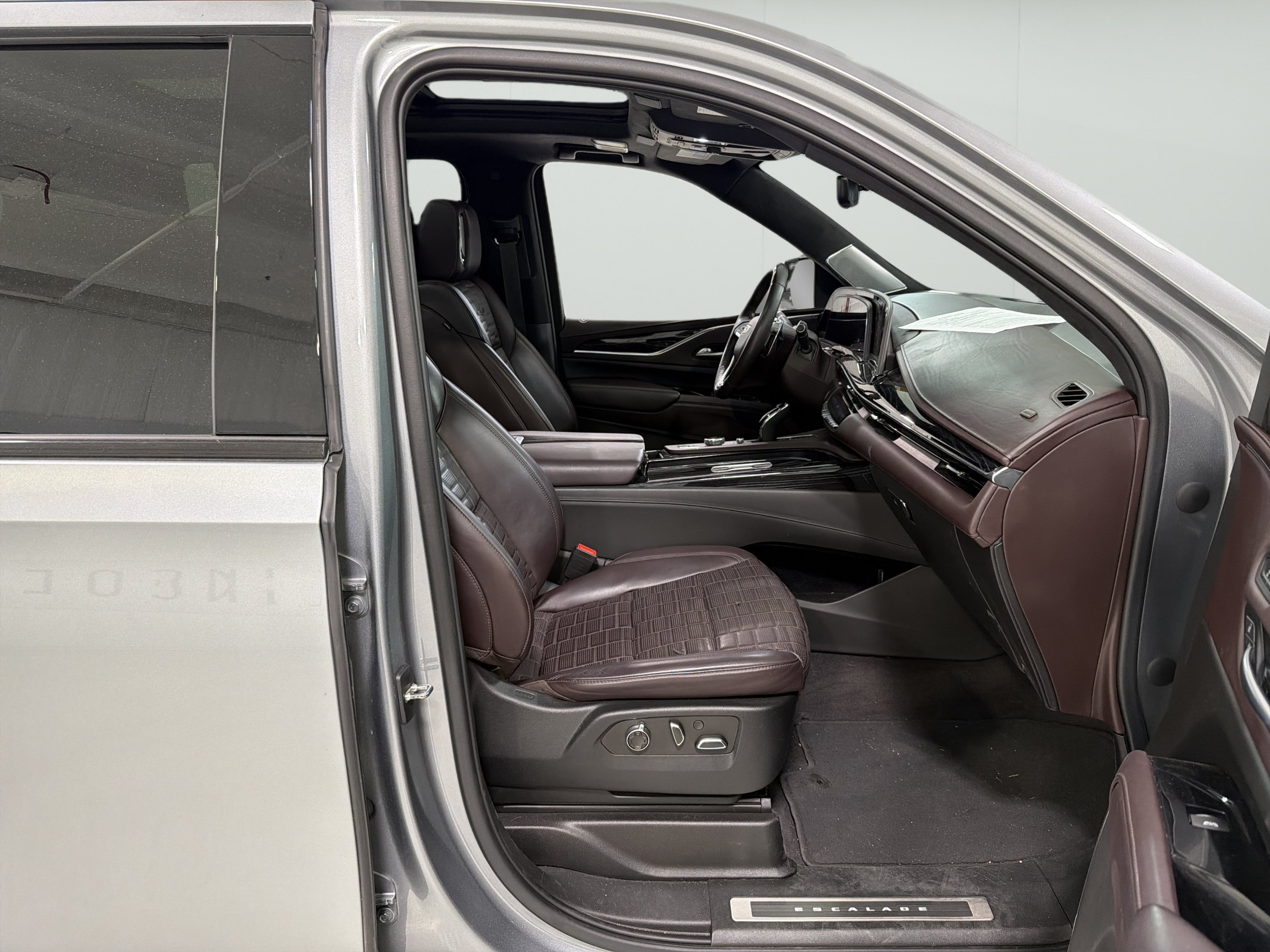 Used 2023 Cadillac Escalade ESV V AWD/4WD image 14