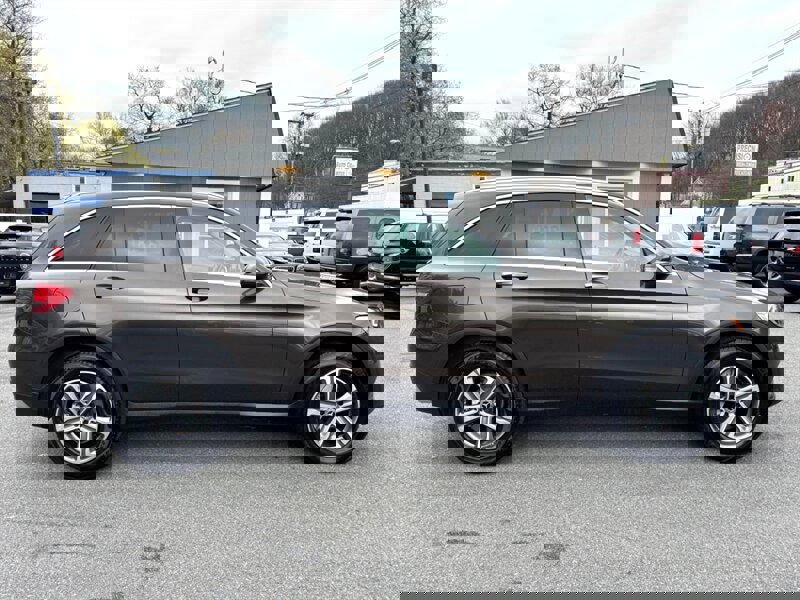 Used 2018 Mercedes-Benz GLC 300 4MATIC w/ Premium Package image 4