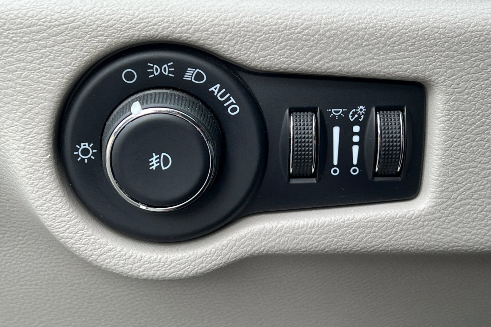 Used 2023 Chrysler Pacifica Touring-L image 37