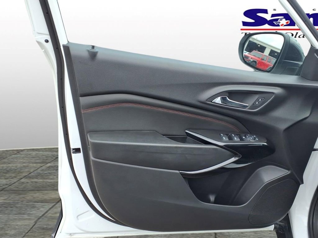 Used 2025 Chevrolet Trax RS w/ Sunroof Package FWD image 13