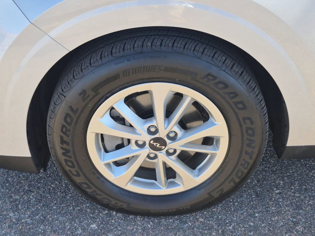 Used 2023 Kia Carnival LX image 20