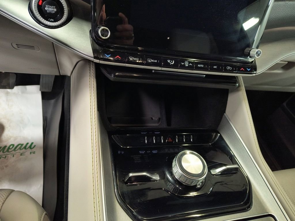 Used 2025 Jeep Wagoneer L Series III AWD/4WD image 15