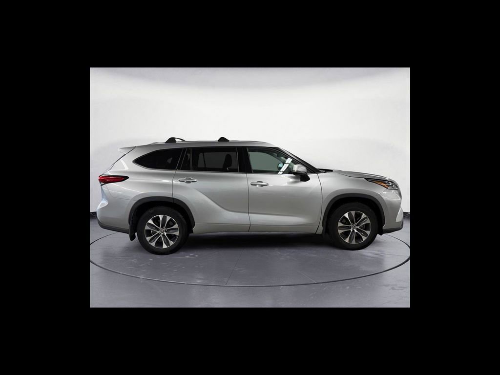Used 2021 Toyota Highlander XLE AWD/4WD image 7