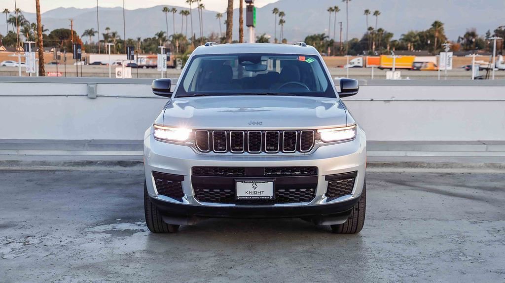 Used 2023 Jeep Grand Cherokee L Laredo image 3