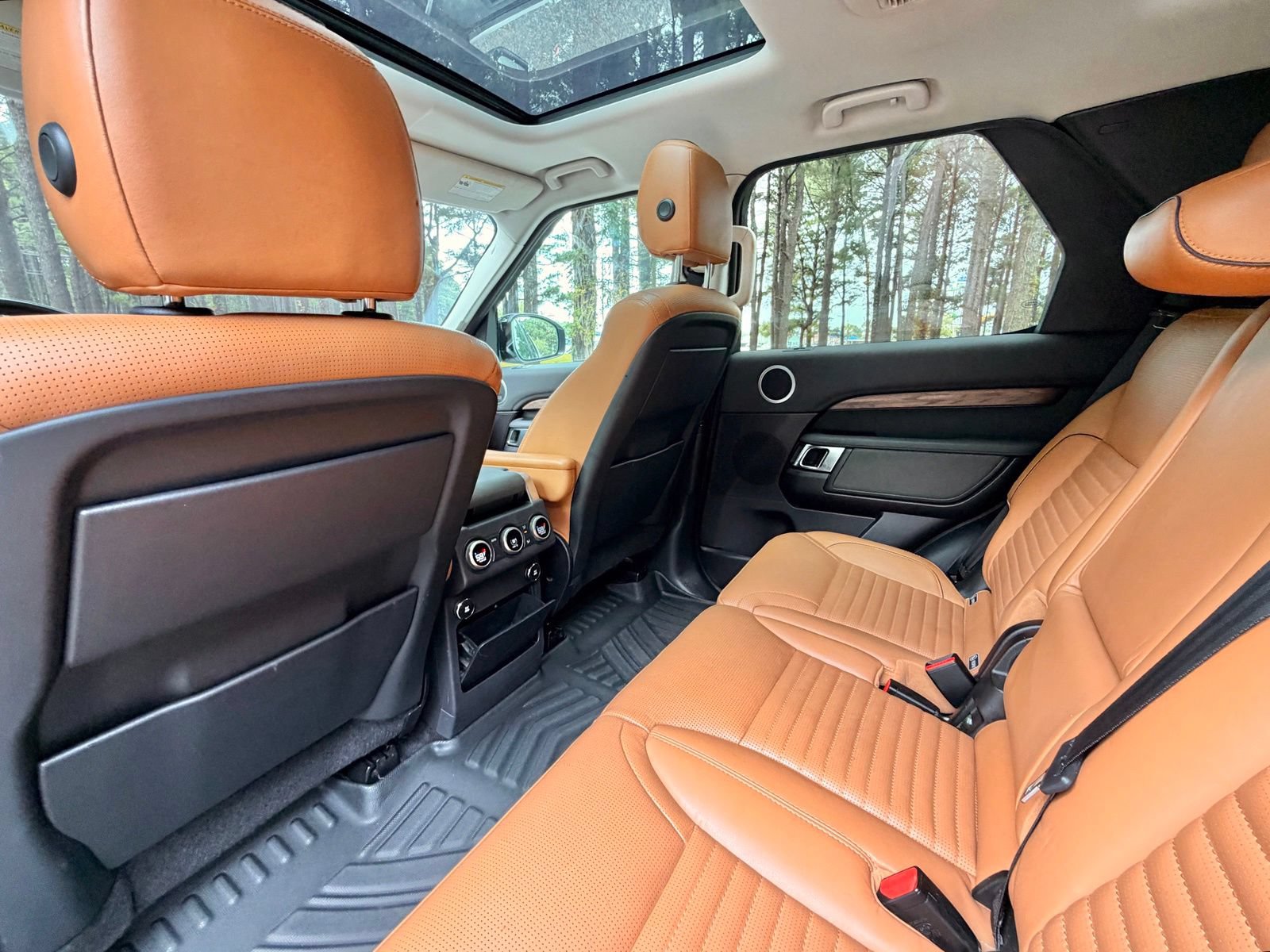Used 2018 Land Rover Discovery HSE AWD/4WD image 15