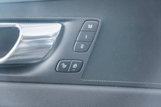 Used 2020 Volvo XC60 T6 Momentum image 34