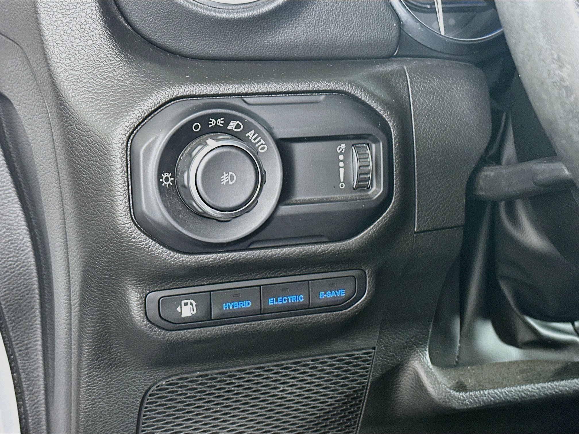 Used 2023 Jeep Wrangler Unlimited Sahara w/ Cold Weather Group AWD/4WD image 16