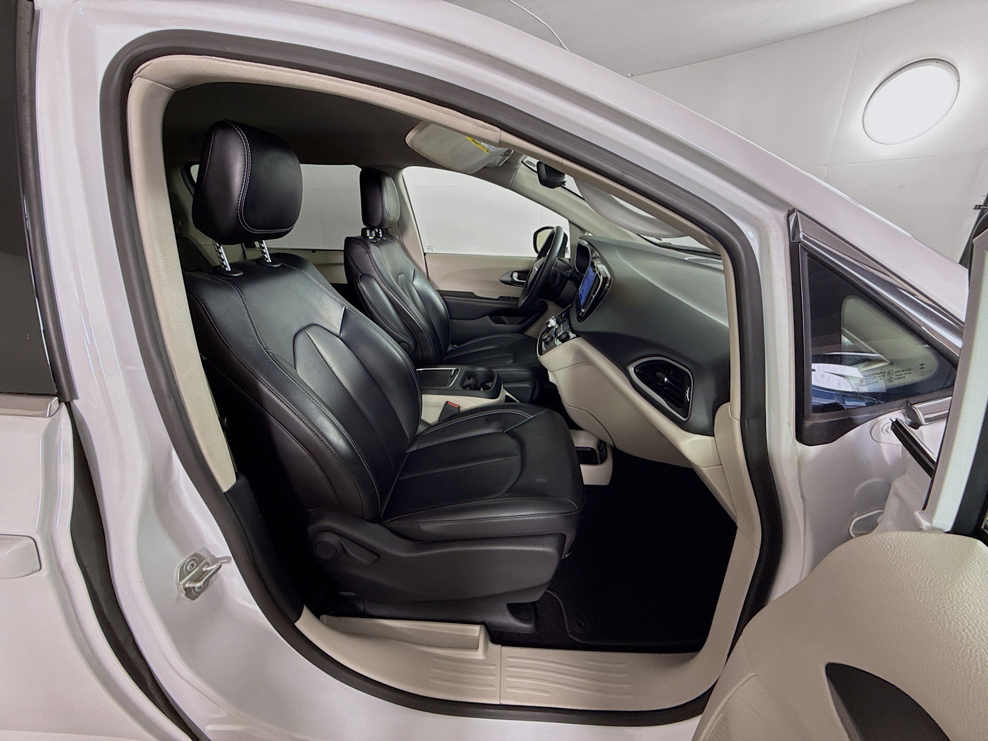 Used 2023 Chrysler Pacifica Touring-L FWD image 36