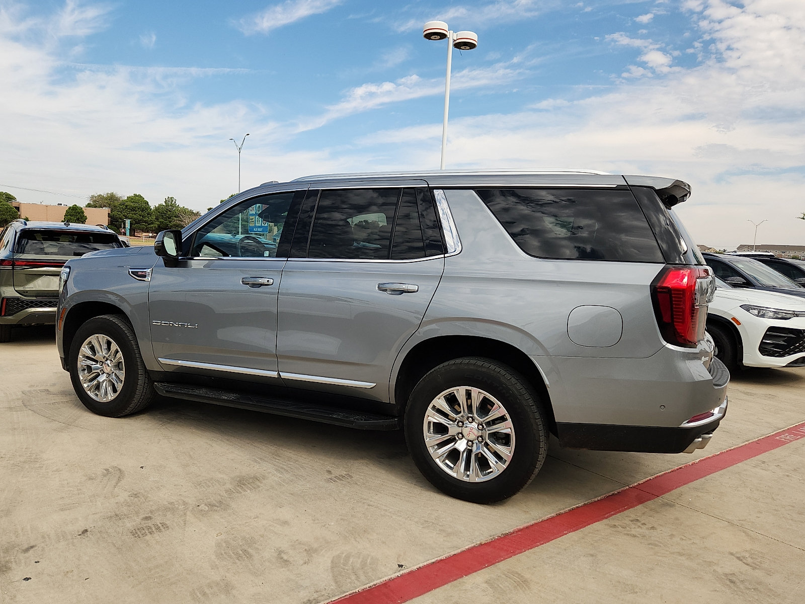 Used 2025 GMC Yukon Denali AWD/4WD image 3