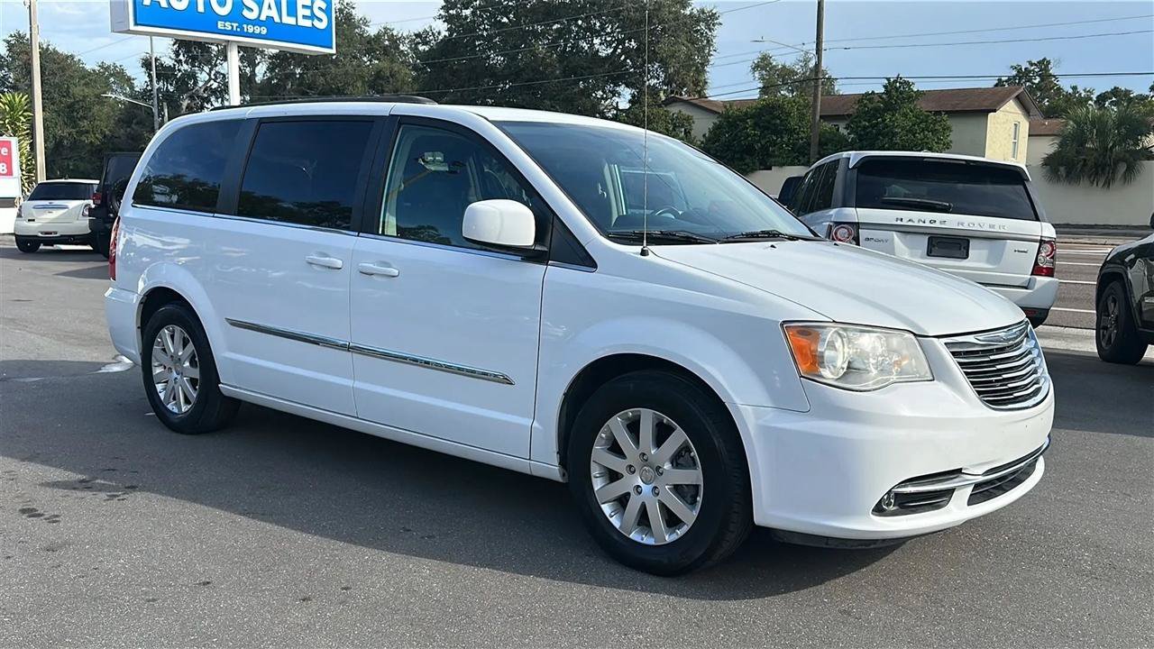 Used 2016 Chrysler Town & Country Touring FWD image 5