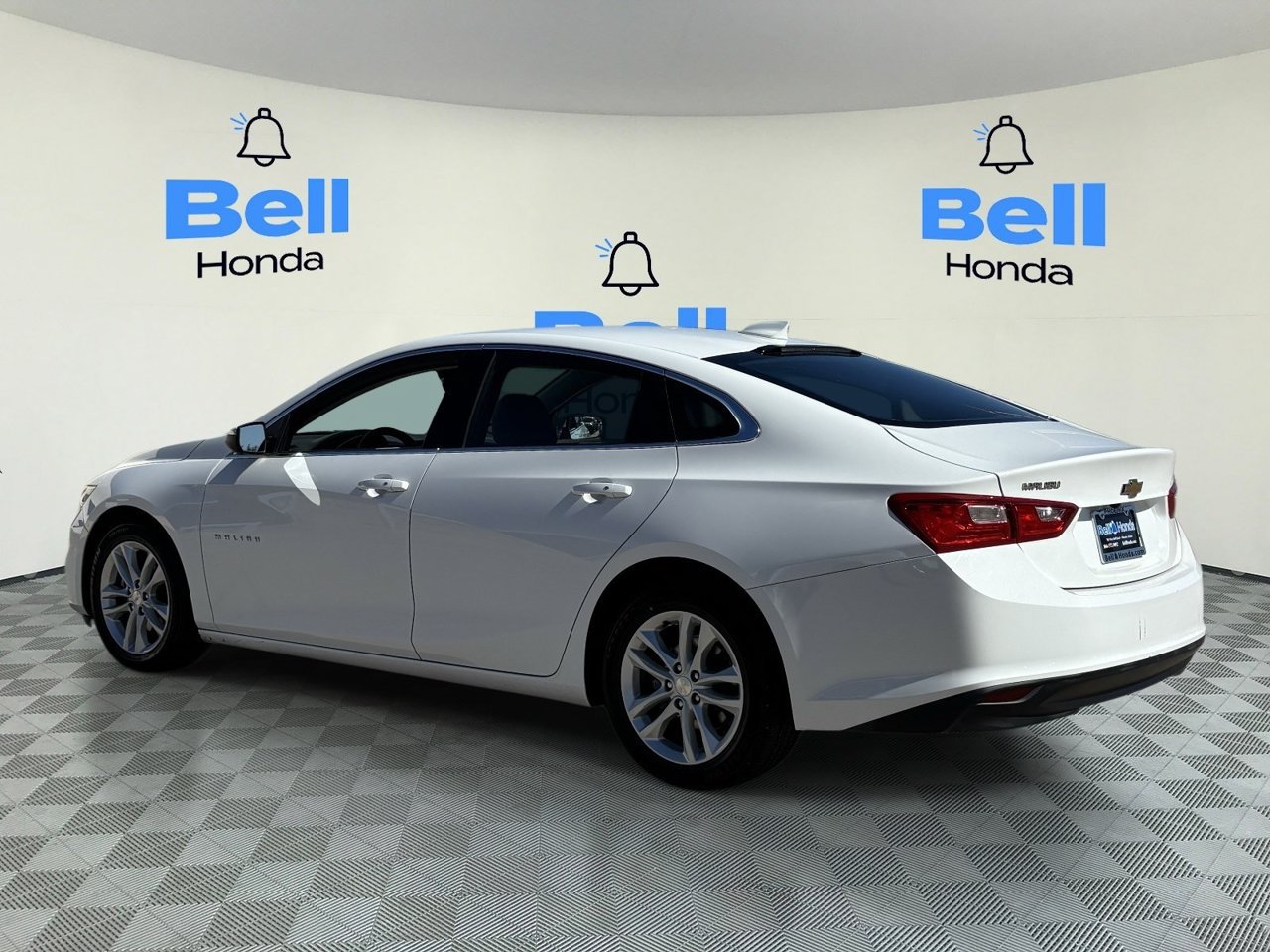 Used 2018 Chevrolet Malibu LT FWD image 3