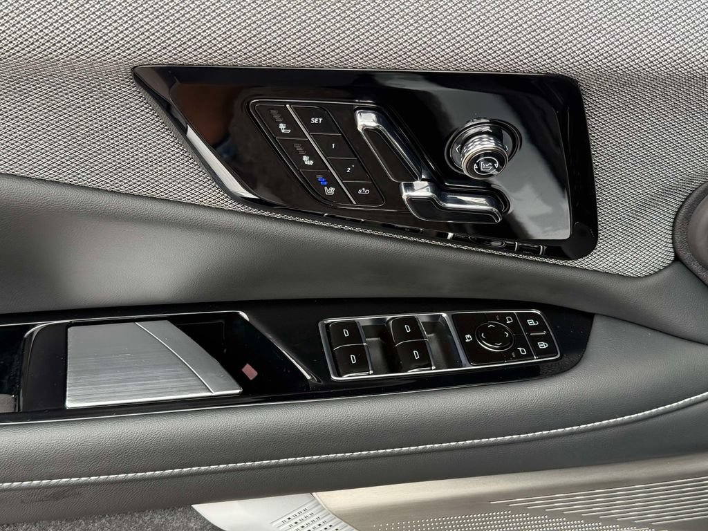 Used 2025 Cadillac Optiq Sport 2 w/ LPO, Floor Liner Package AWD/4WD image 21