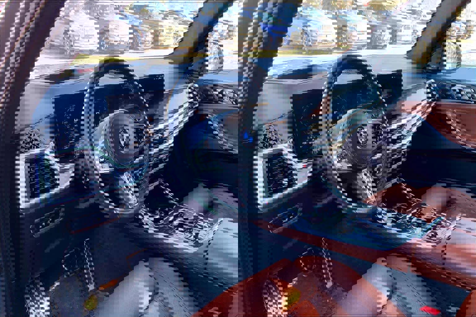 Used 2025 BMW X7 M60i w/ Climate Comfort Package image 18