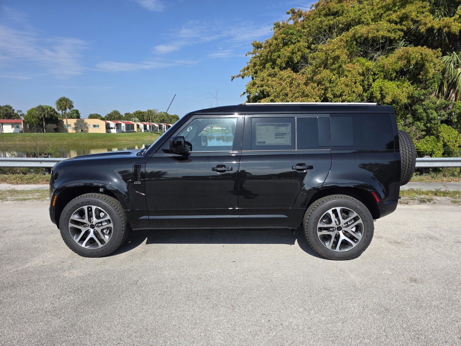 New 2026 Land Rover Defender 110 X-Dynamic SE AWD/4WD image 7