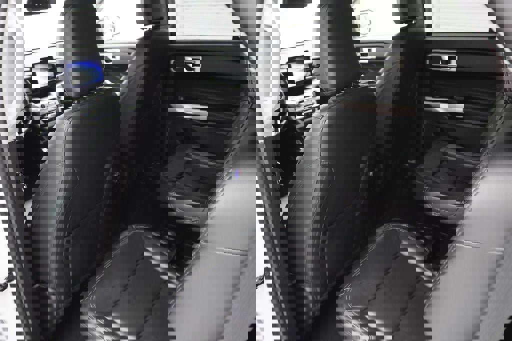 Used 2021 Ford Explorer XLT w/ Equipment Group 202A image 9