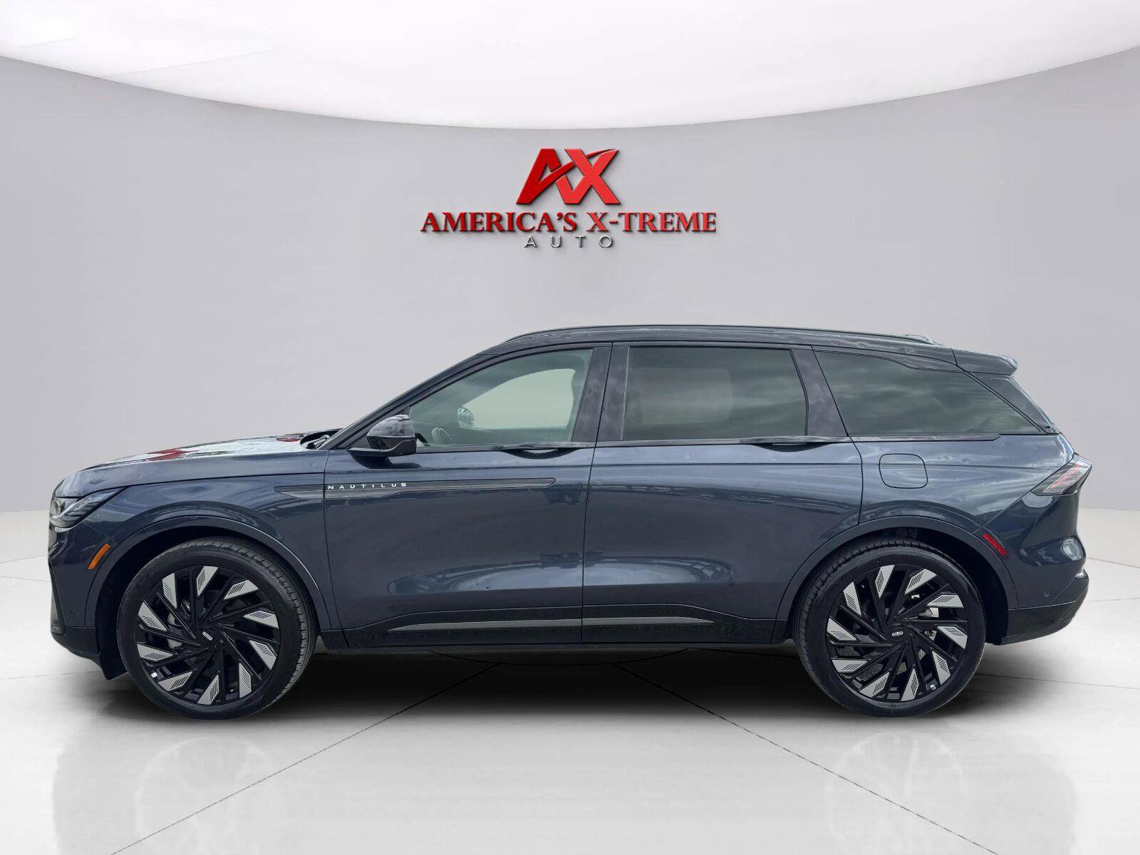 Used 2024 Lincoln Nautilus Reserve w/ Equipment Group 202A AWD/4WD image 2