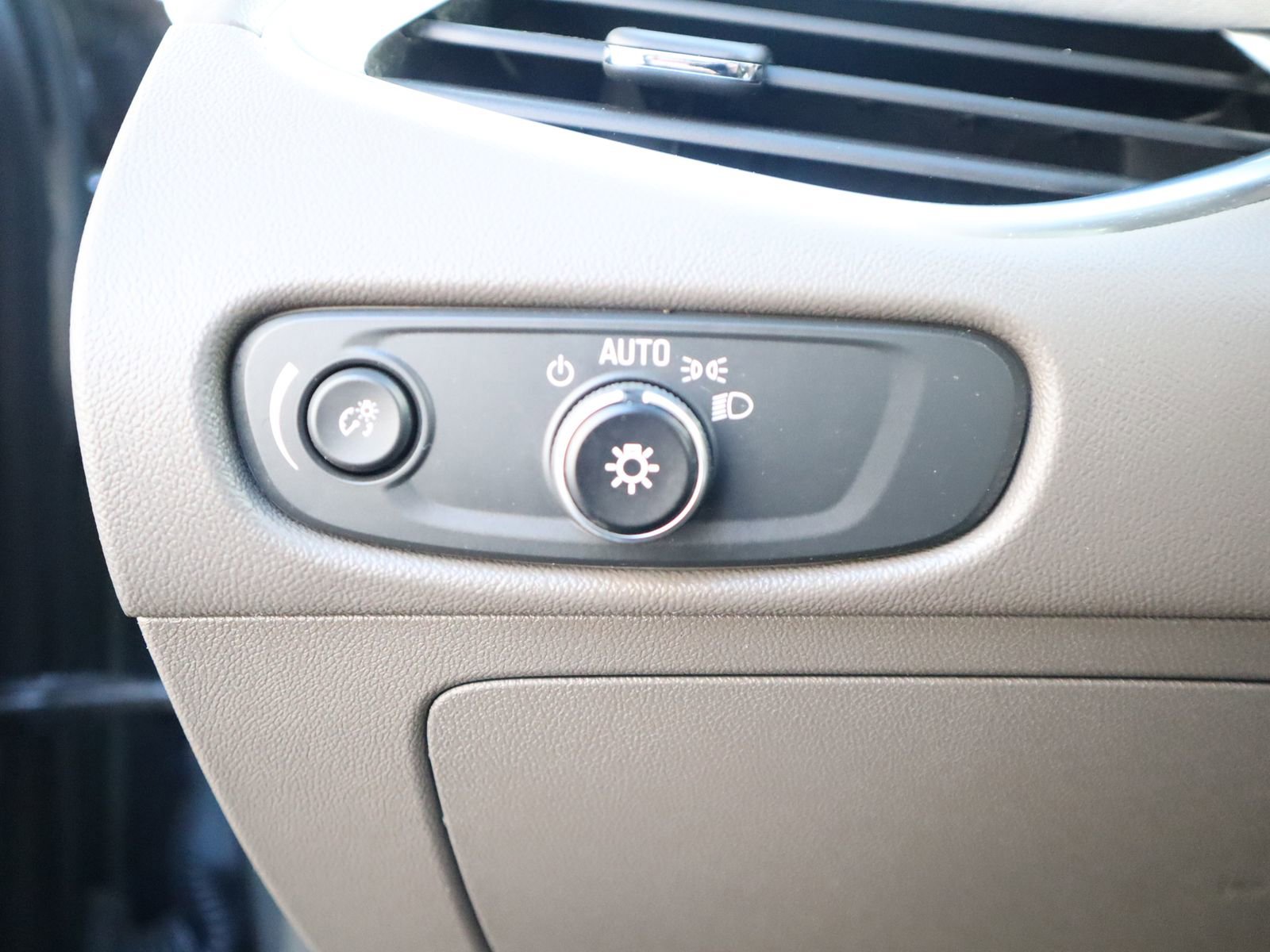 Used 2021 Chevrolet Malibu LT image 32