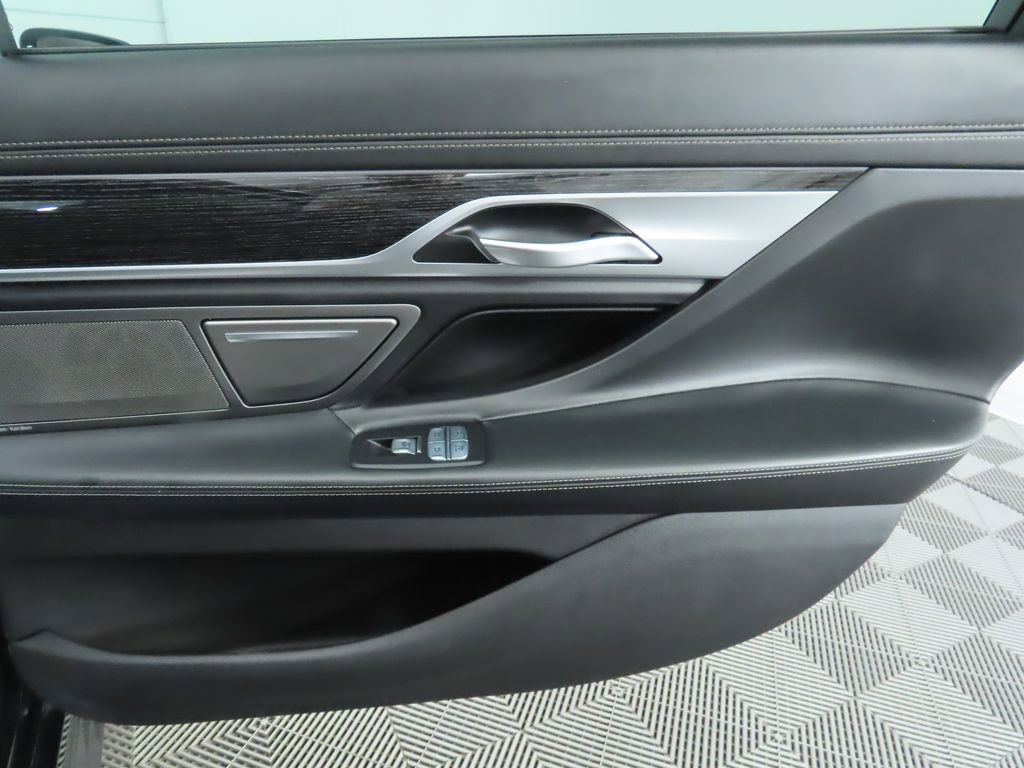 Used 2022 BMW 750i xDrive w/ Executive Package image 28