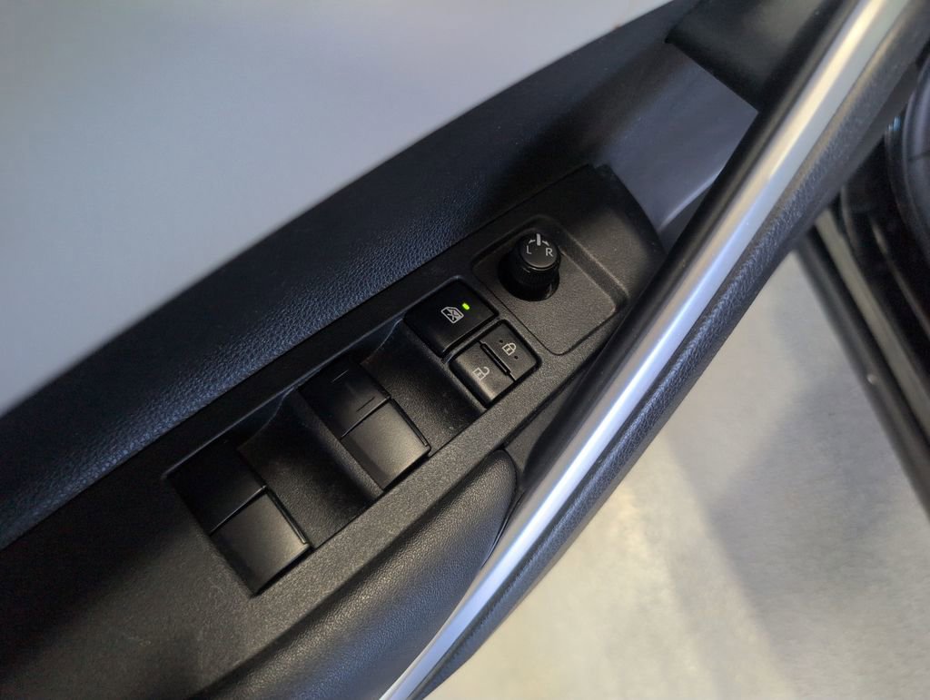 Used 2023 Toyota Corolla Cross L AWD/4WD image 11