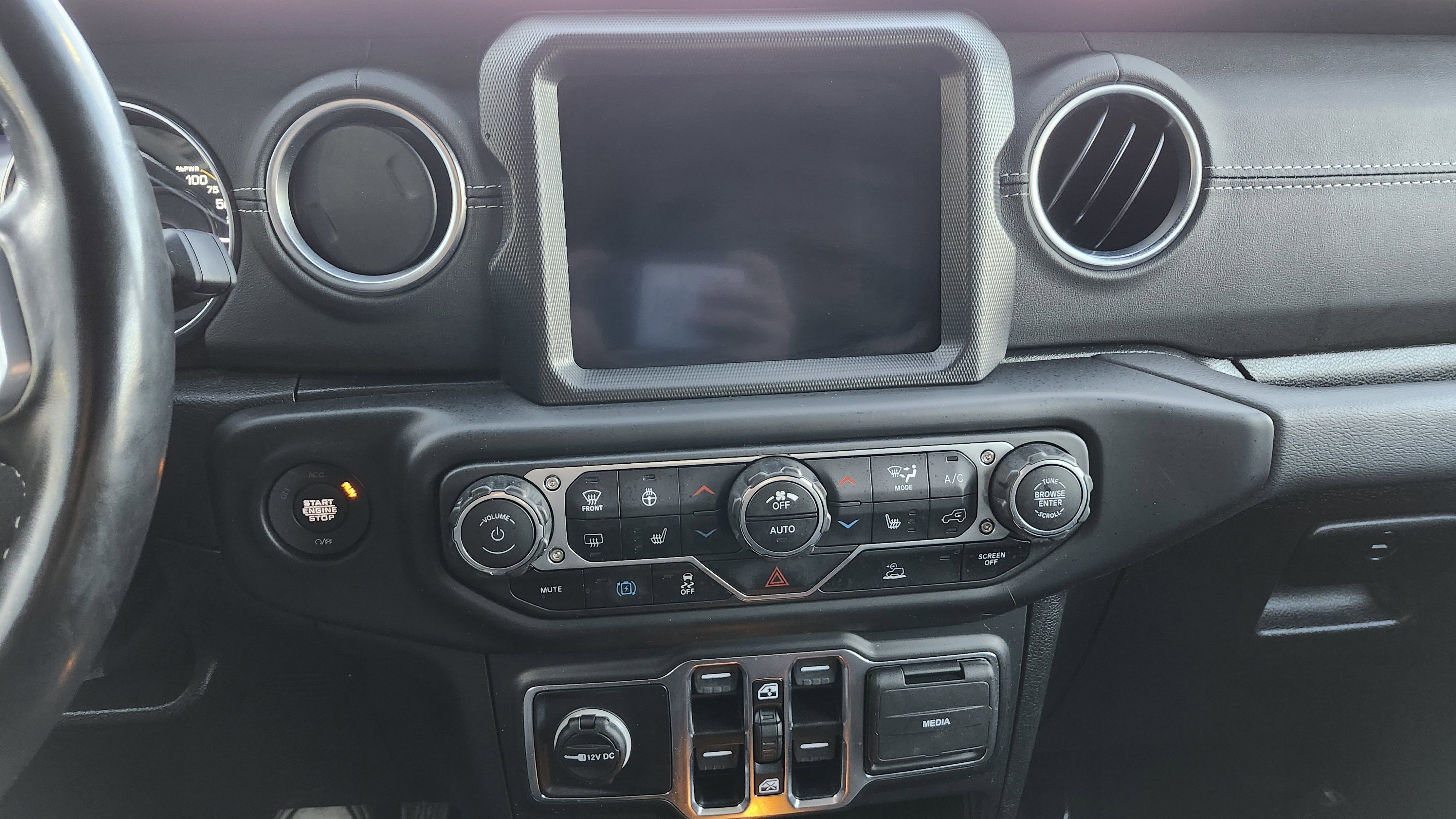 Used 2022 Jeep Wrangler Unlimited Sahara w/ Cold Weather Group image 30