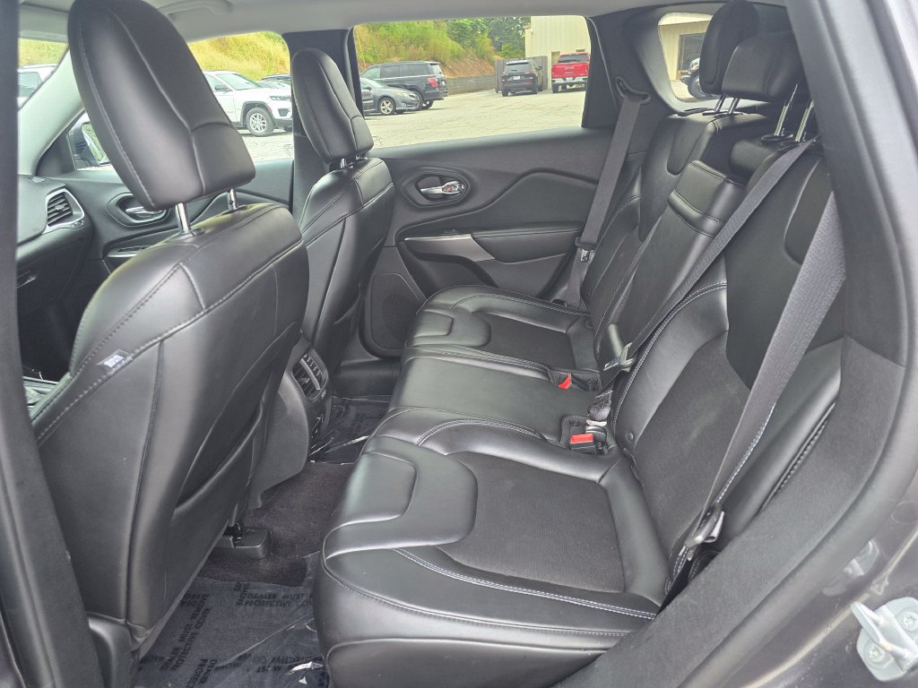 Used 2019 Jeep Cherokee Latitude Plus w/ Comfort/Convenience Group AWD/4WD image 10
