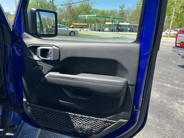 Used 2018 Jeep Wrangler Unlimited Sahara AWD/4WD image 33