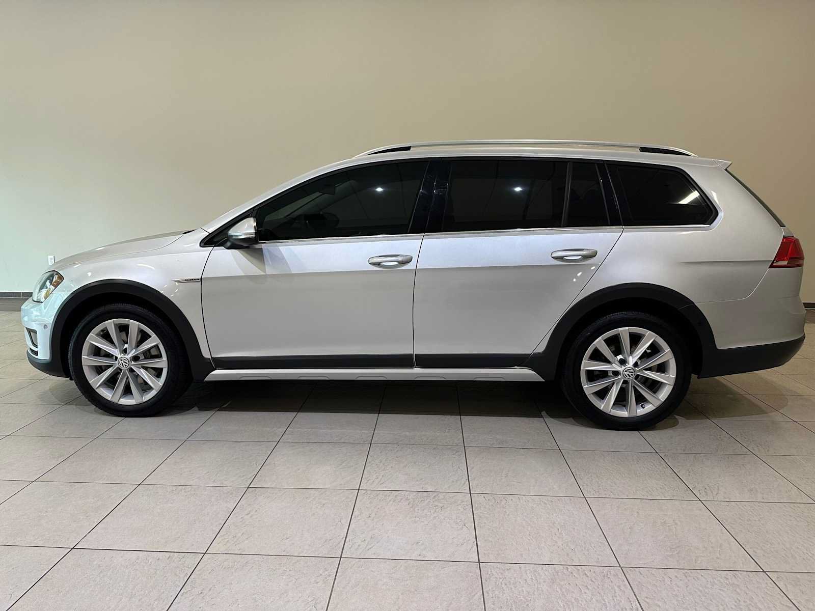 Used 2017 Volkswagen Golf Alltrack SEL AWD/4WD image 3