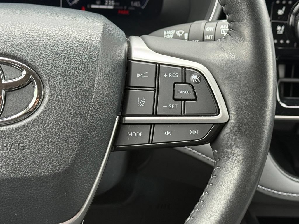 Used 2024 Toyota Highlander Limited AWD/4WD image 10