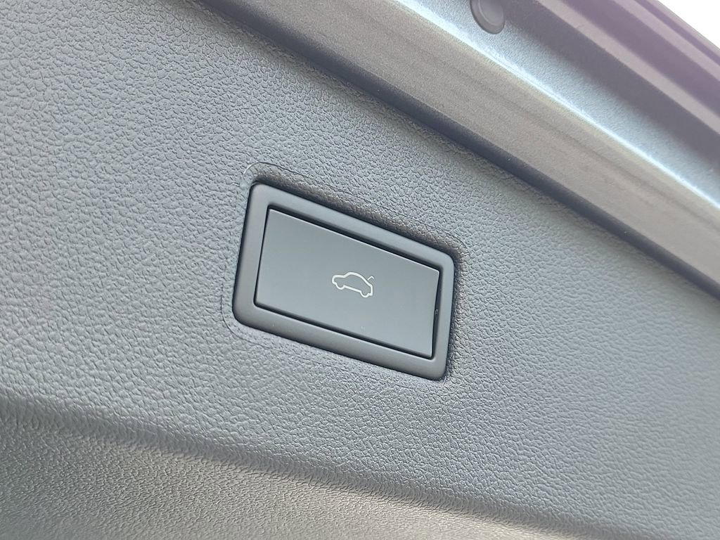 Used 2024 Volkswagen Tiguan Wolfsburg Edition image 9