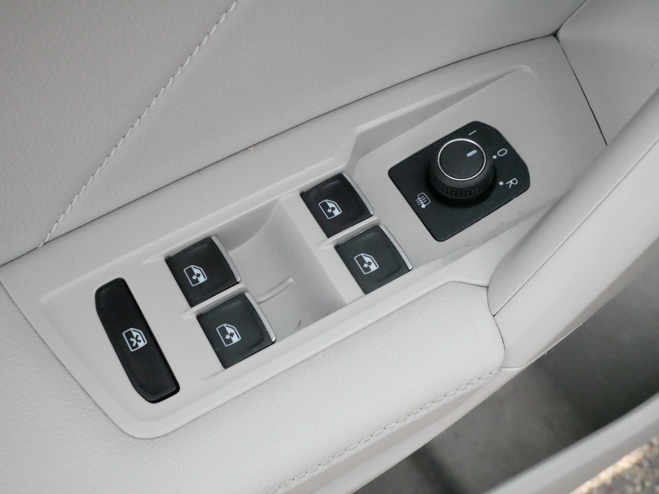 Certified 2023 Volkswagen Tiguan SE R-Line AWD/4WD image 19