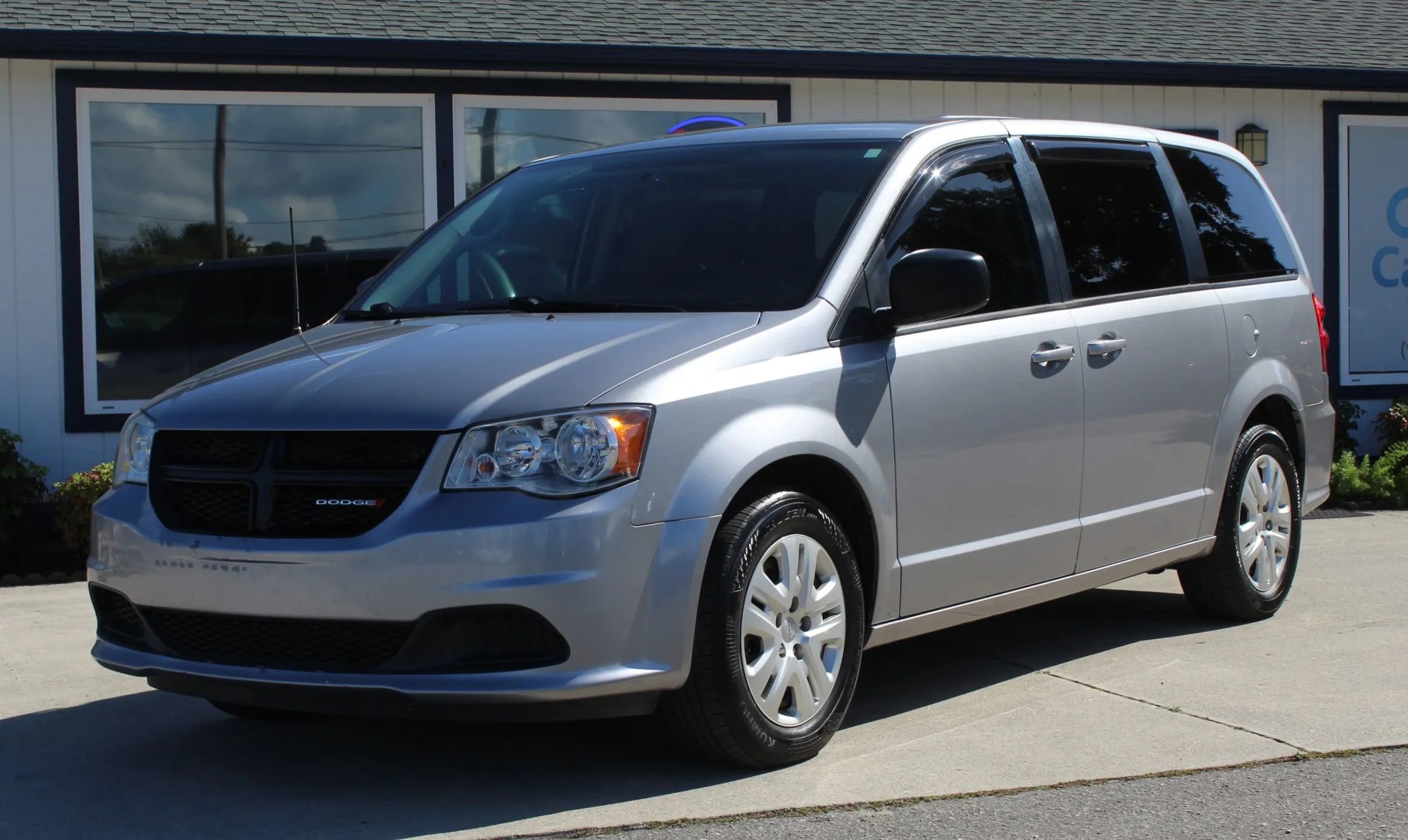 Used 2018 Dodge Grand Caravan SE image 1