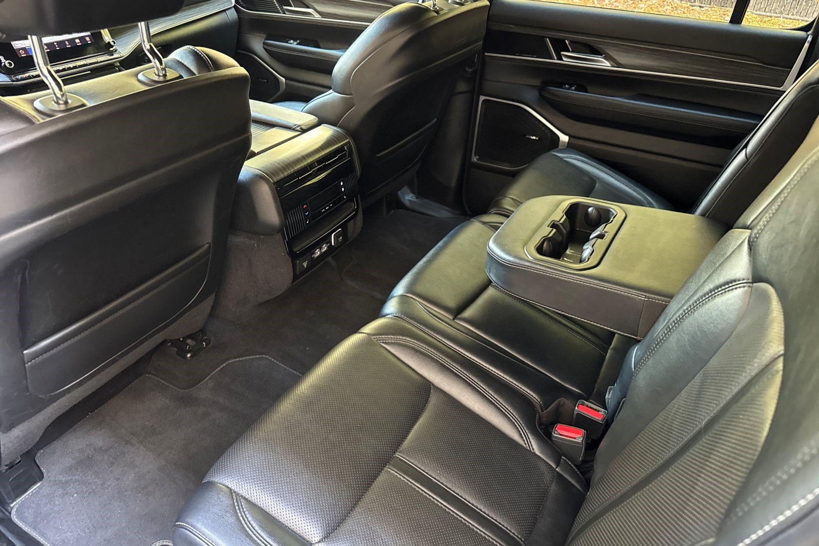 Used 2024 Jeep Wagoneer L Series III w/ Flexible Seating Group AWD/4WD image 29