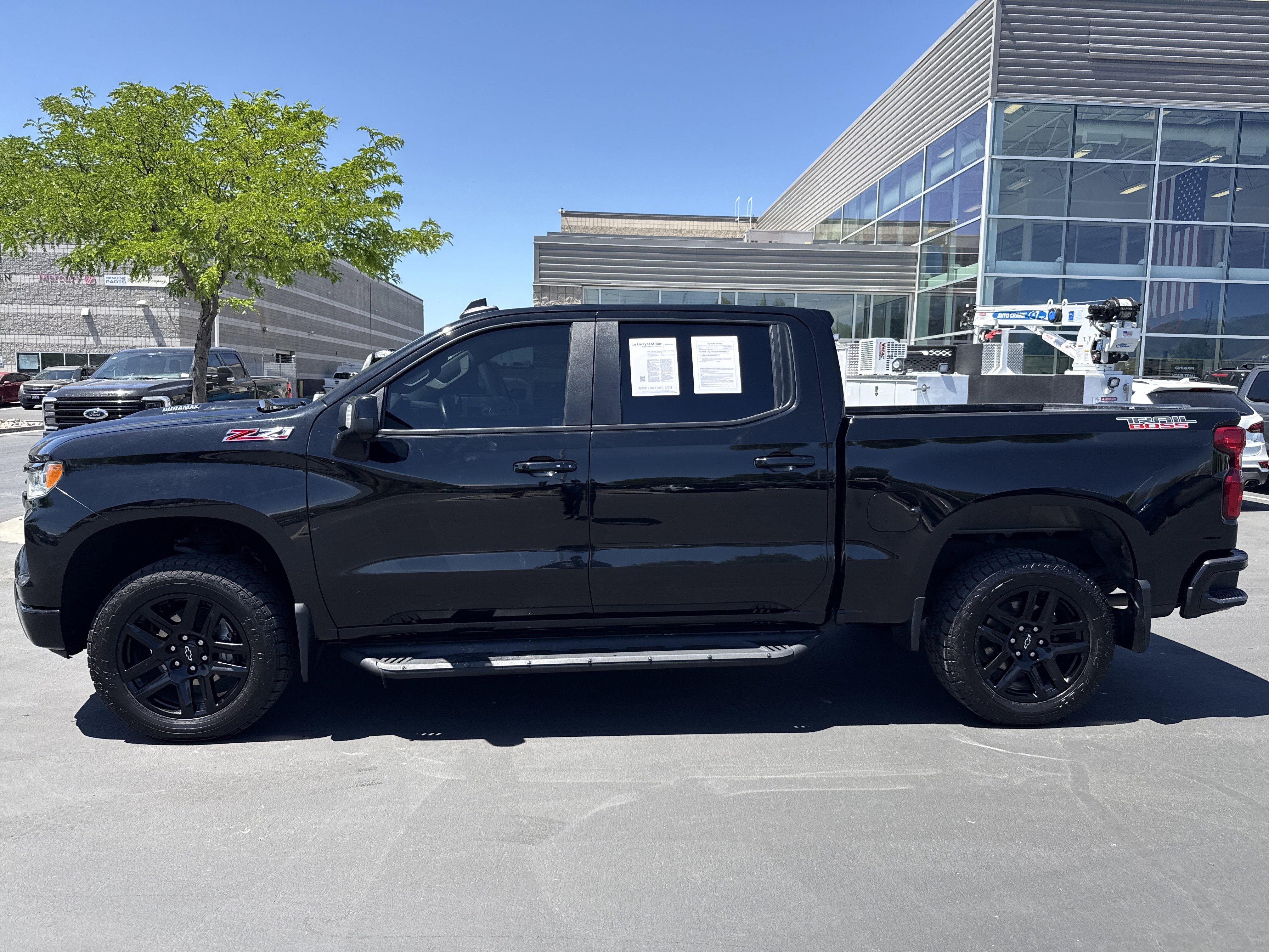 Used 2022 Chevrolet Silverado 1500 LT Trail Boss w/ LT Trail Boss Premium Package AWD/4WD image 2