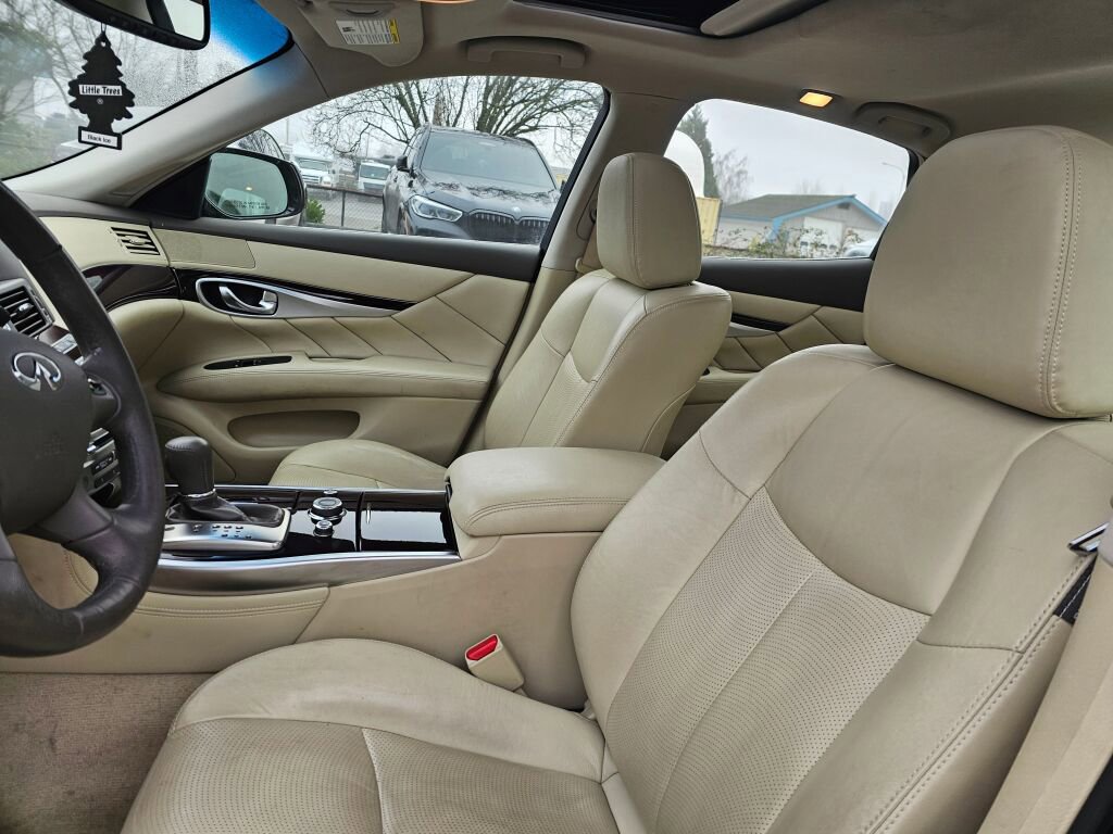 Used 2018 INFINITI Q70 Luxe image 24