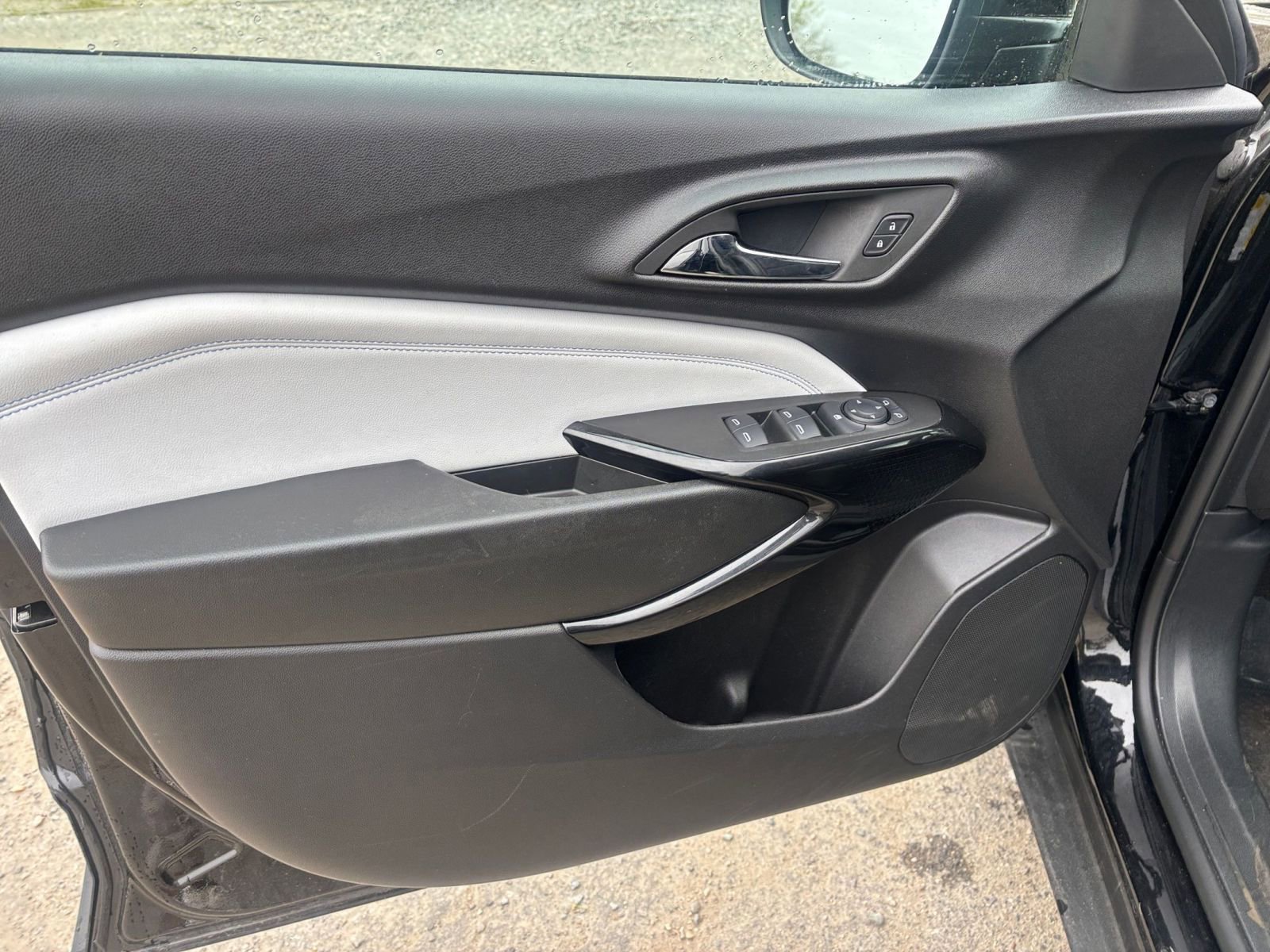 Used 2025 Chevrolet Trax LT w/ LT Convenience Package image 18
