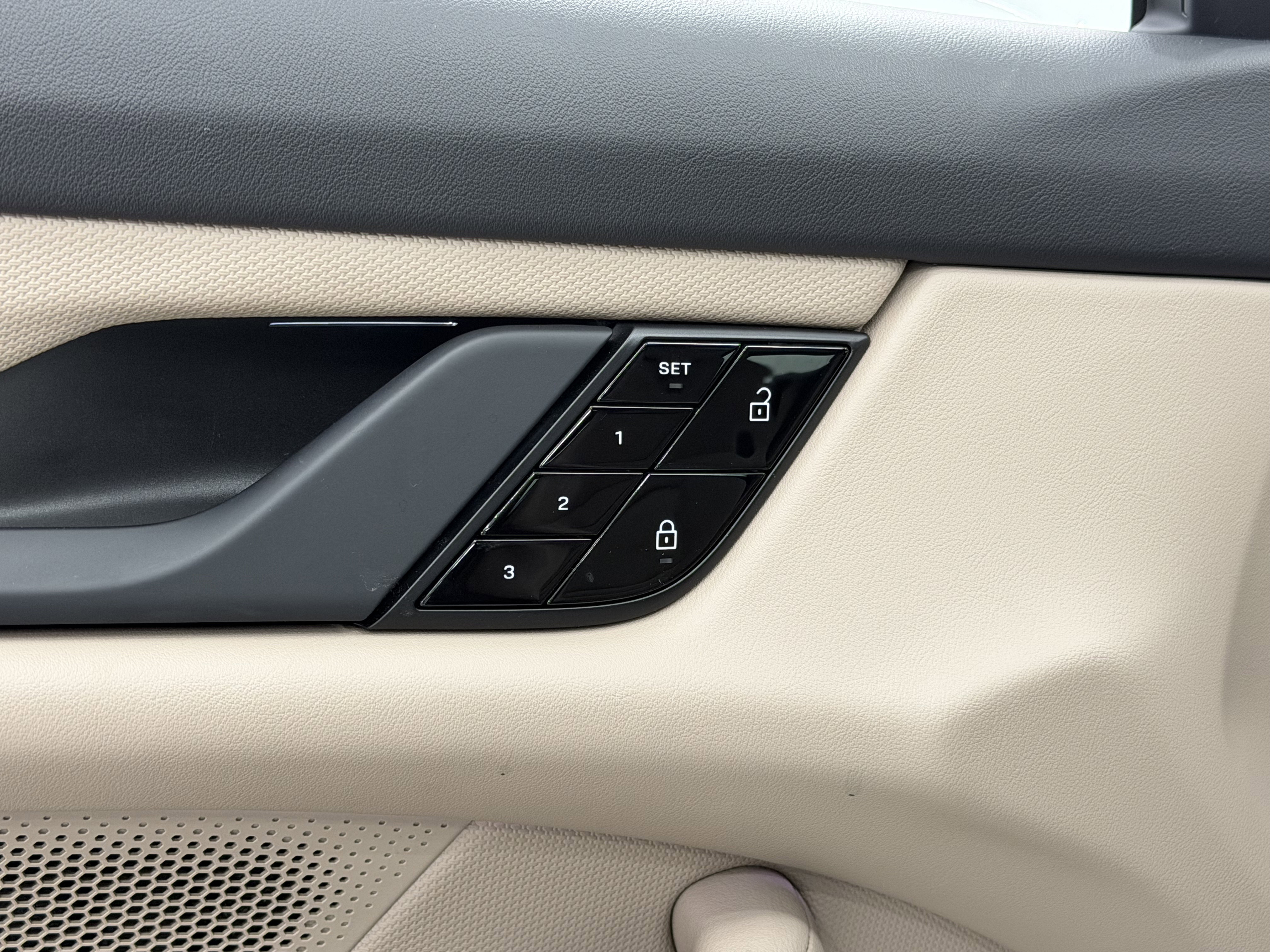 Used 2021 Porsche Taycan 4S image 29