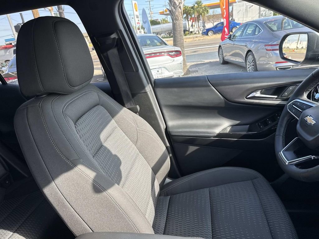 Certified 2025 Chevrolet Equinox LT FWD image 10